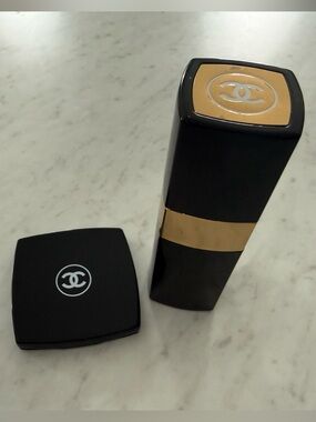 Chanel compact mirror & vintage parfume bottle